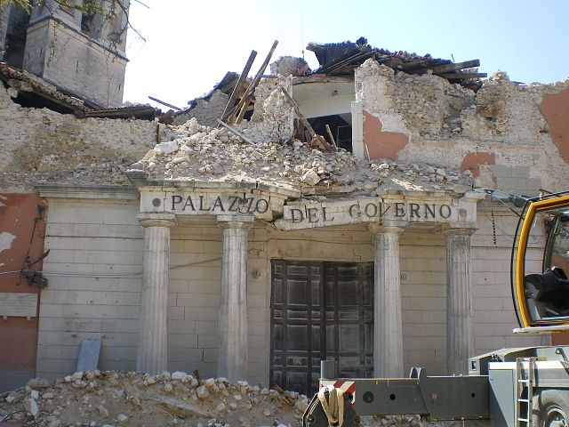 640px-L'Aquila_eathquake_prefettura